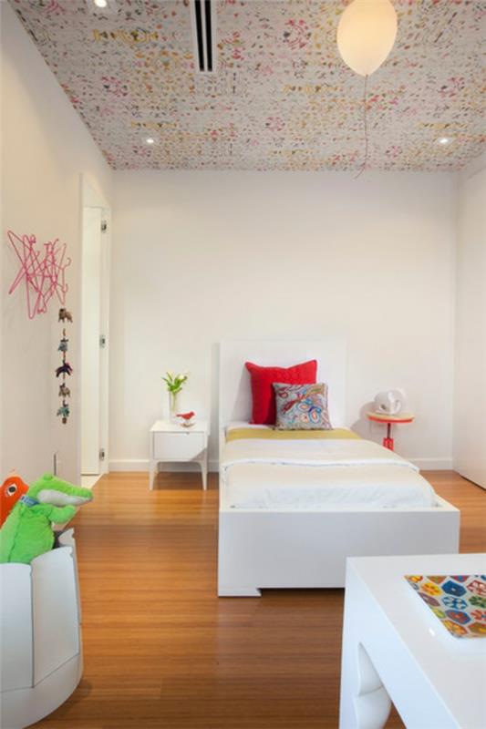 makuuhuone lastenhuone katto suunnittelu värillinen tapetti kuvio