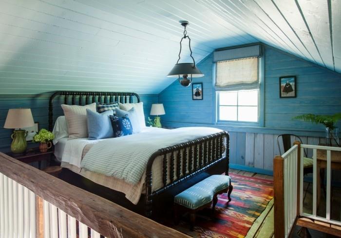 makuuhuone maalaistyylinen sininen aksenttiseinä ja viisto katto