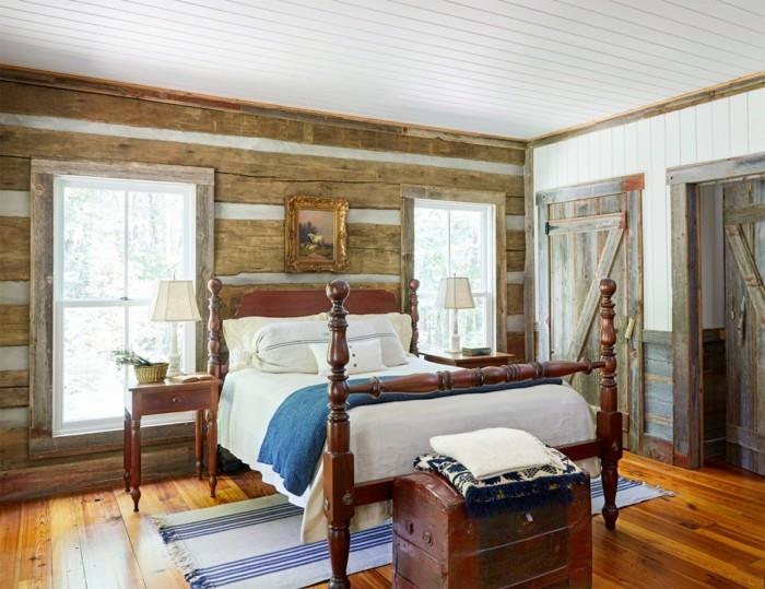 makuuhuoneen maalaistyyliset puiset seinäpaneelit ja raidallinen matto