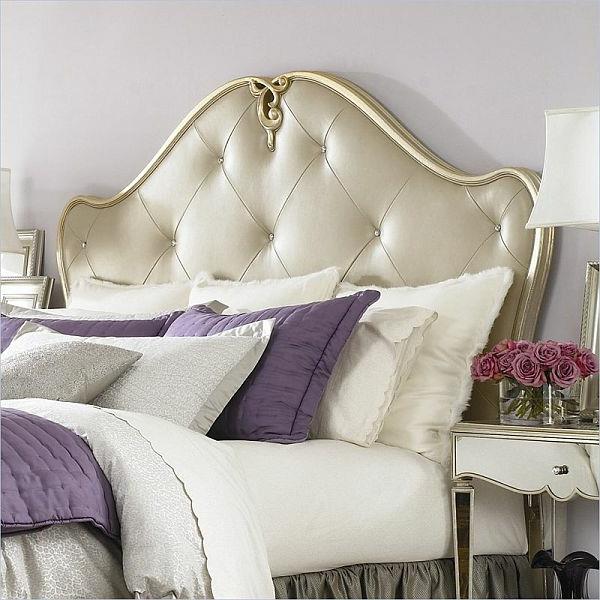 makuuhuoneen violetti valkoinen sängynpääty