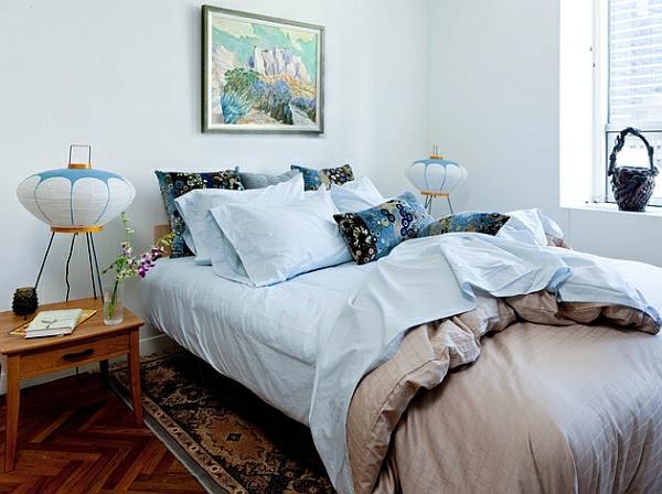 makuuhuone persialainen matto vaaleat värit modernit pöytävalaisimet