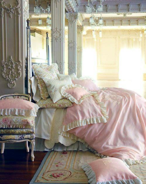 makuuhuone romanttinen valaistus sänky lattiavalaisin vaaleanpunainen valkoinen ruosteinen vuodevaatteet