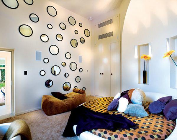 makuuhuone pyöreä sänky valkoinen seinän muotoilu pyöreä peili