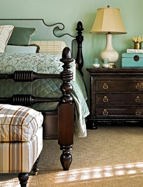 makuuhuoneen seinän väri mintunvihreä vuodevaatteet antiikkihuonekalut sängynpuinen puumatto