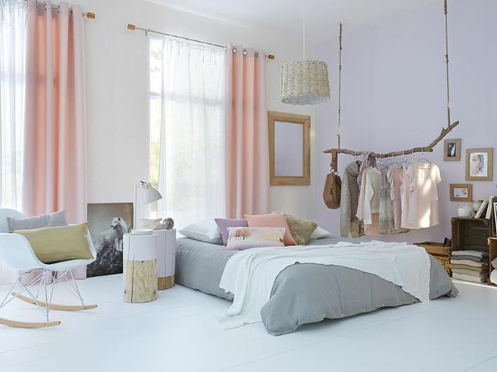 makuuhuoneen suunnittelu värisuunnittelu valkoiset seinät verhot pastellivärejä keinutuolilla