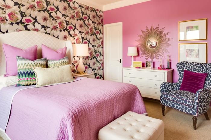 makuuhuoneen muotoilu värillinen aksentti seinä kukkakuvio vaaleanpunainen seinäväri valkoiset huonekalut