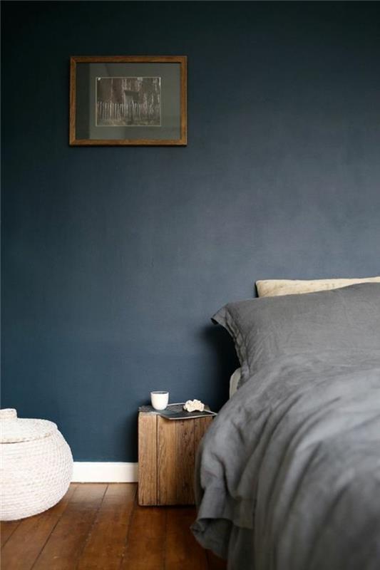makuuhuoneen suunnittelu harmaa ja sininen yhdistyvät puulattiaan