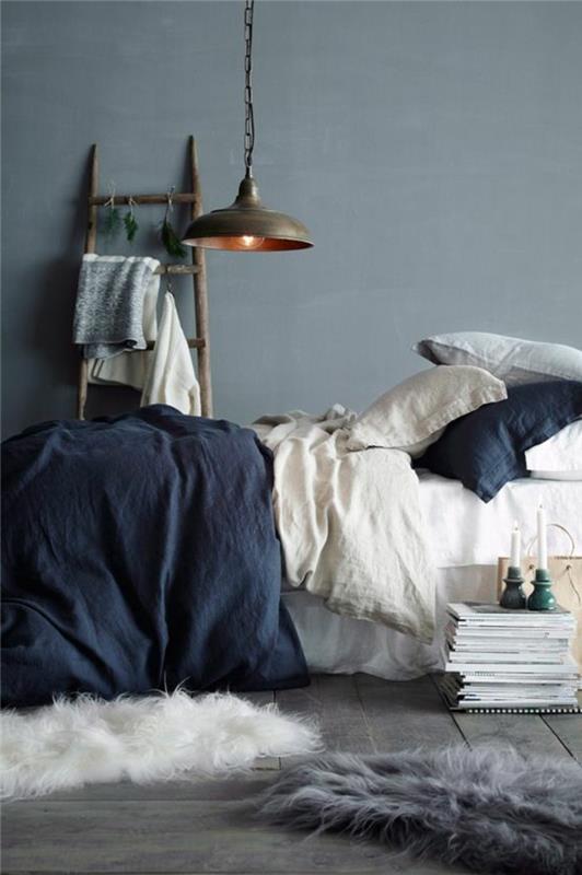 makuuhuoneen suunnittelu harmaa seinän väri sininen vuodevaatteet ja valkoiset aksentit