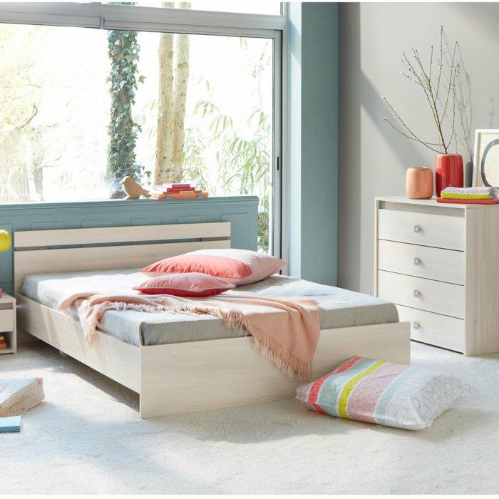 makuuhuoneen pastellisävyinen minimalistinen sänky