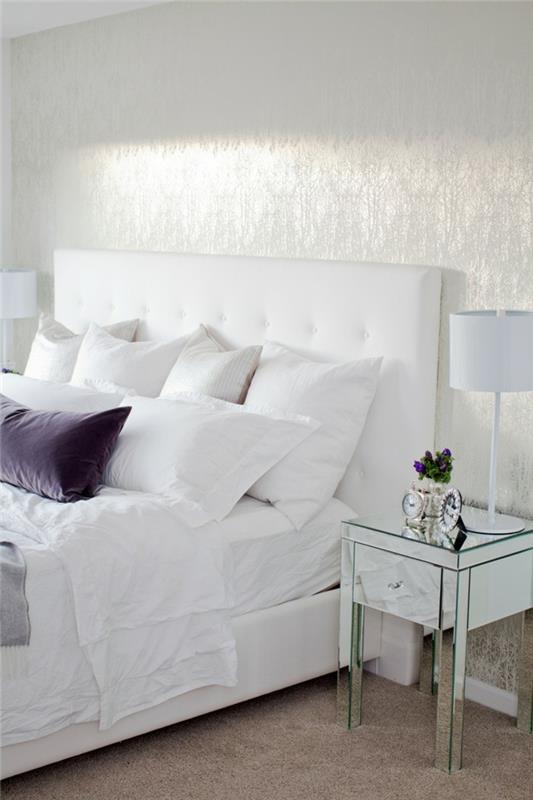 makuuhuoneen suunnittelu valkoiset vuodevaatteet matot violetti aksentti