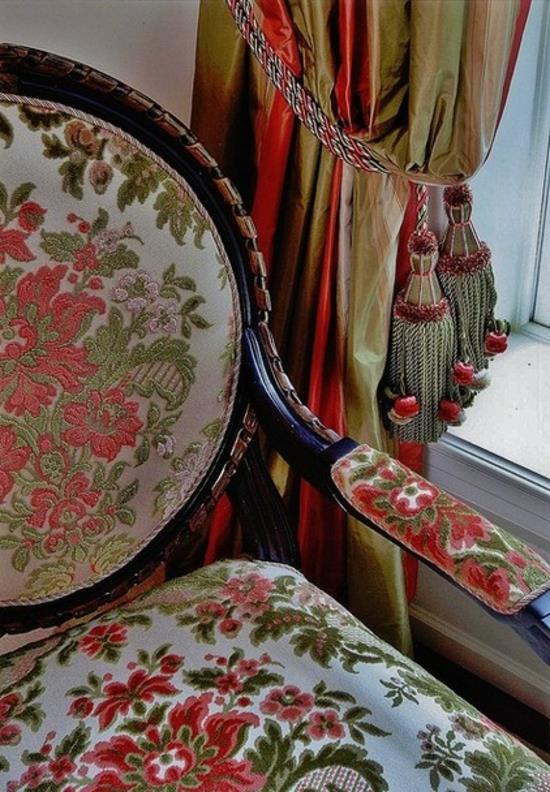 makuuhuoneen huonekalut brodeerattu nojatuoli