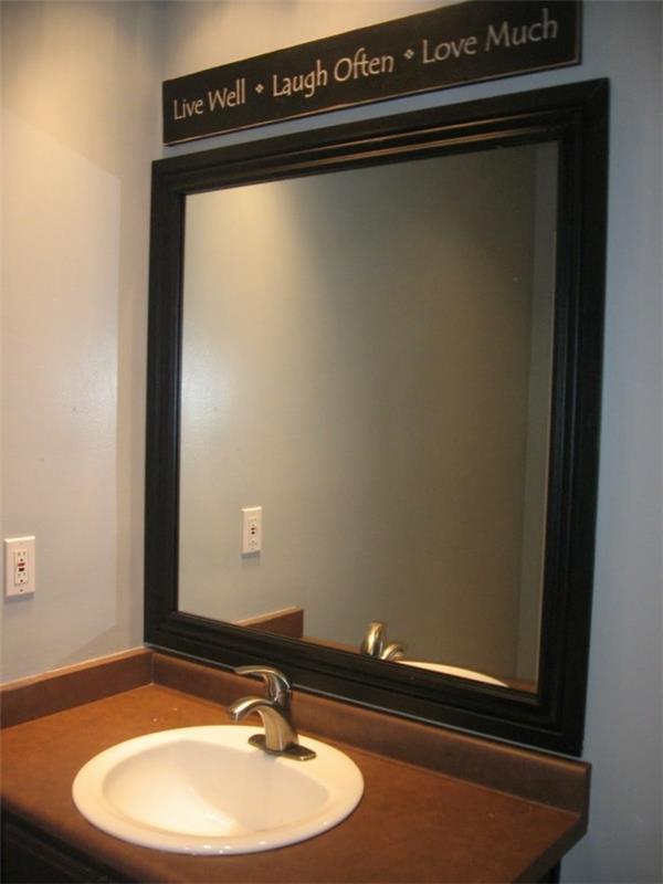 yksinkertainen runkorakenne, jossa kirjoitus kylpyhuoneen peili