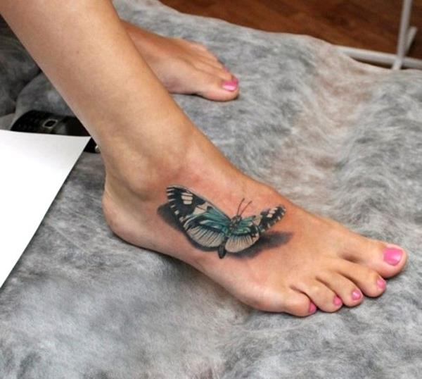 perhonen 3D -tatuoinnit jalan yläosassa