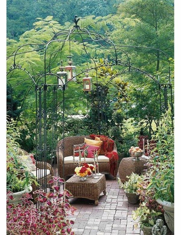 takorautateltta puutarhassa