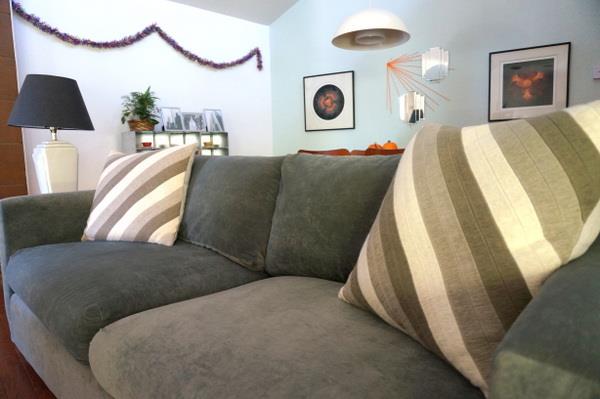 mukavia sisustustemppuja sisustussuunnitteluun heittää tyyny tyyli sohva tumma värimaailma