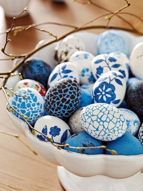 kauniita pääsiäismunia kevätkukkia kuvio sininen valkoinen