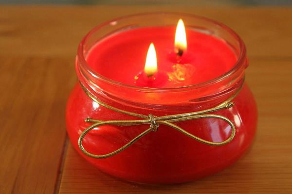 kaunis koristelu punainen kynttilä romanttinen