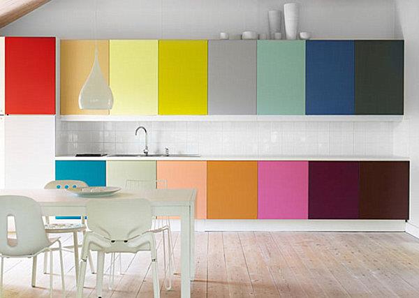 kauniita suunnitteluideoita pieniin keittiöihin värit värikkäät keittiökaapin ovet