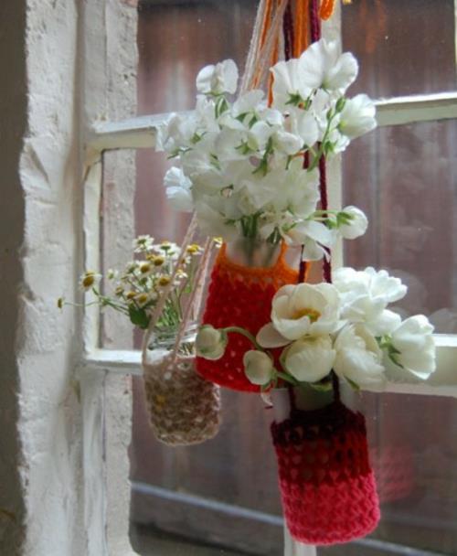 kauniit tuoreet kukat maljakko valkoiset kukat riippuvat ikkunasta