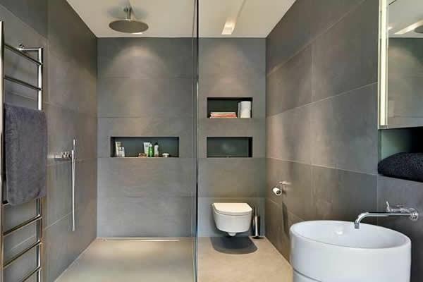 kauniit harmaat seinät uusivat kylpyhuoneen