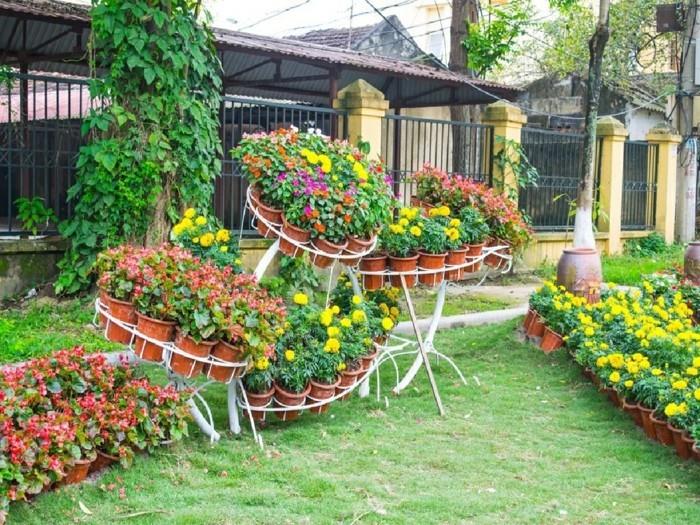 kauniit puutarhat koristavat puutarhan kukilla