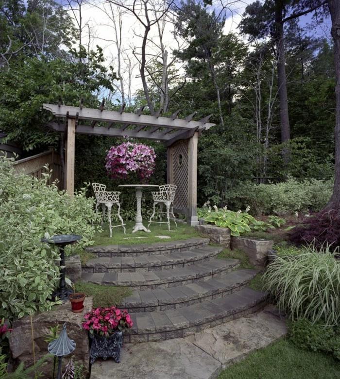 kaunis puutarha puutarha -alue, jossa on pergola -puutarhan portaat