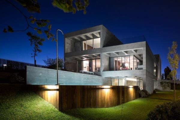 kaunis talon valaistus - moderni arkkitehtuuri