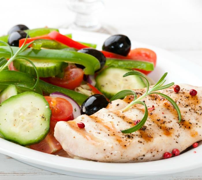 kaunis iho syö terveellistä vähärasvaista lihaa tuoretta salaattia