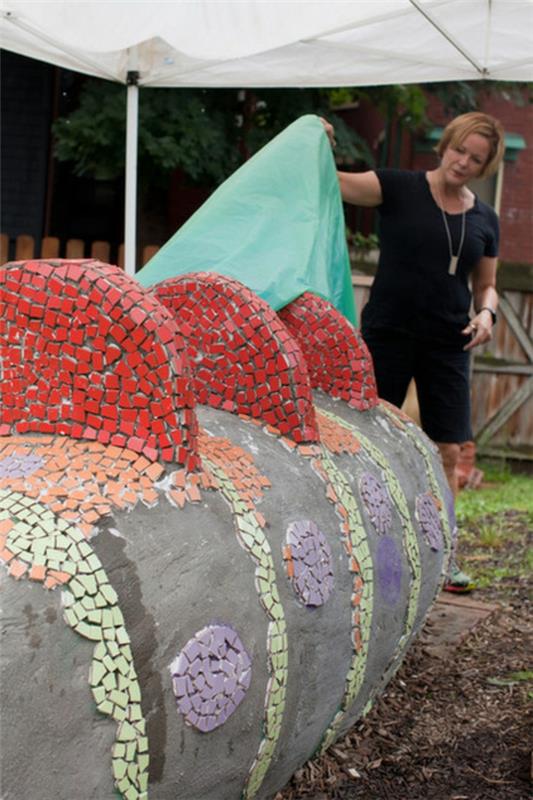kaunis taideteos yhteisessä puutarhan mosaiikkiveistoksessa