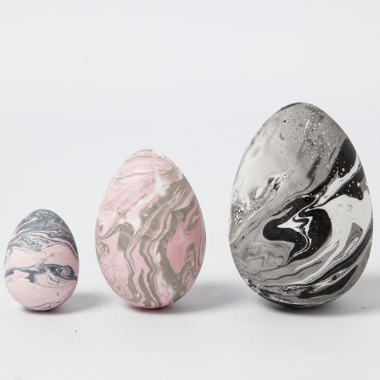 kauniita marmoroivia pääsiäismunia harmaana ja vaaleanpunaisena
