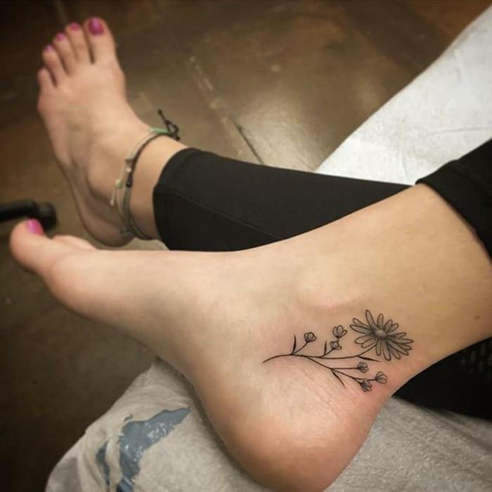 kauniita tatuointeja nilkassa kukka- ja naisellisia
