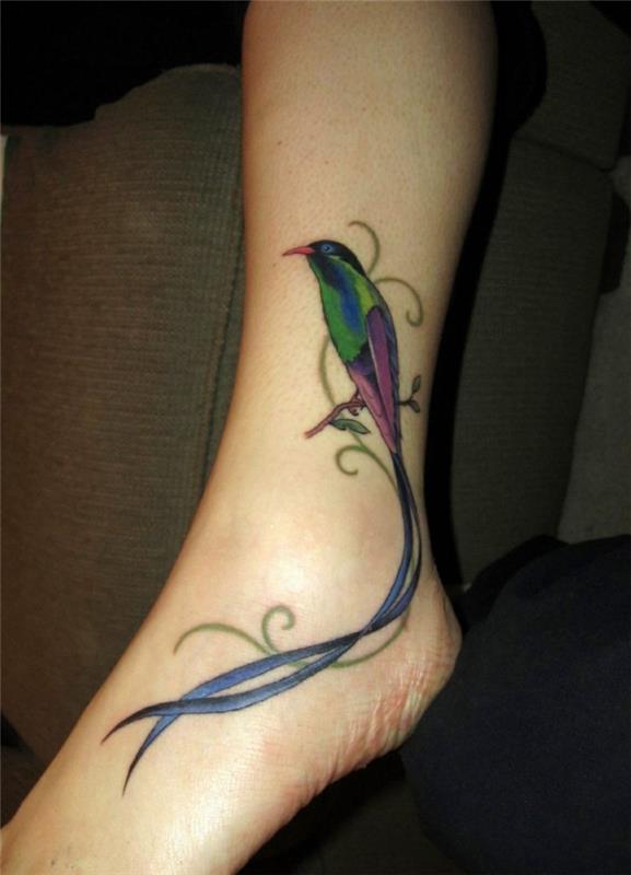 kauniita tatuointeja linnun nilkassa, jossa on kukka -elementtejä