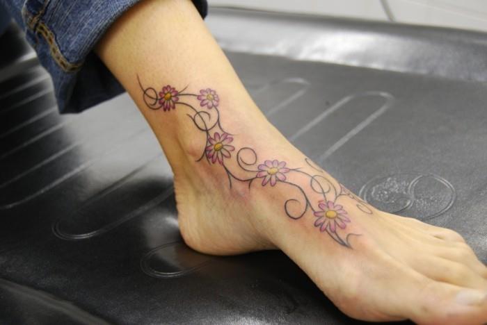 kauniita tatuointeja nilkan värisille kukille