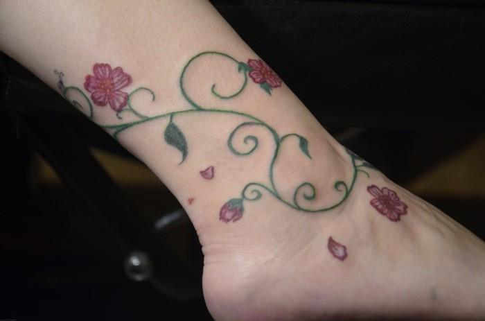 kauniita tatuointeja nilkalle kukkakuvioin