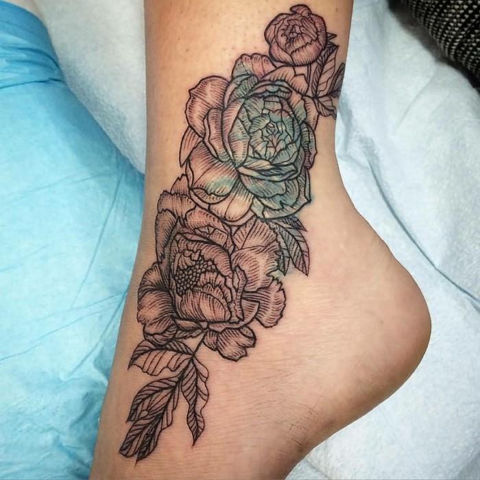 kauniita tatuointeja naisille kukkia nilkassa