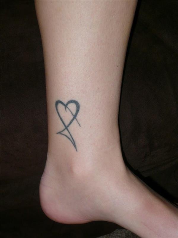 kauniit tatuoinnit saavat sydämen nilkkaan