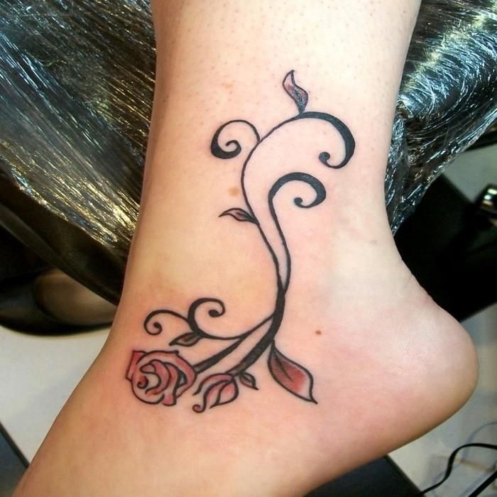 kauniita tatuointeja naisellinen ja tyylikäs ruusu lehdillä