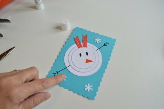 lumiukko tekee pieniä joulukortteja lasten kanssa