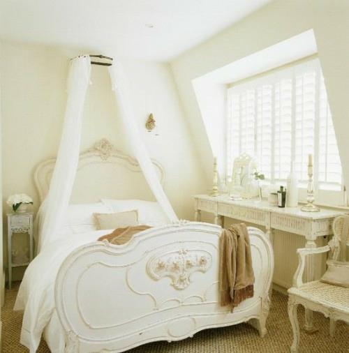 lumivalkoinen pylvässänky makuuhuone maalaistalon tyyli klassinen ranskalainen