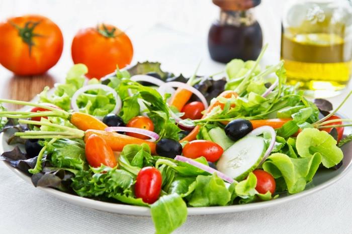 laihtua nopeasti ja terveellisesti terveellinen syöminen tuoreet tomaatit kurkku salaatti sipulit oliivit oliiviöljy