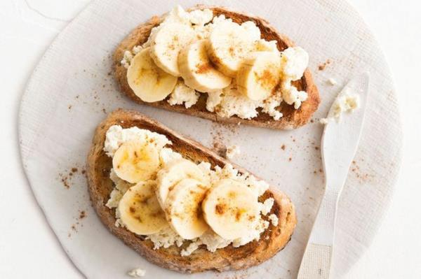 nopeat aamiaisideat ricotta -banaanileipä