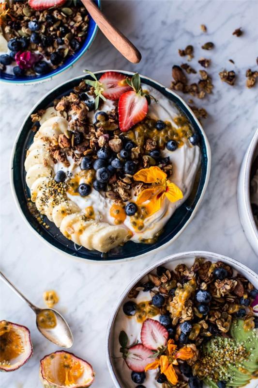 nopeat aamiaisideat smoothie -kulhot jogurttihedelmien siemenet