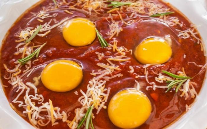 pikaruoka nopea terveellinen ruoka shakshuka raakana