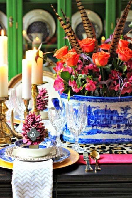 kaunis järjestely kukat höyhenet kynttilät männynkävyt pöydän koristelu