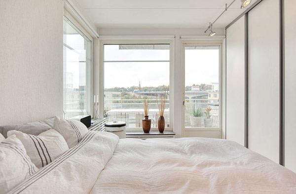 kaunis moderni kattohuoneisto makuuhuone valkoiset päiväpeitteet