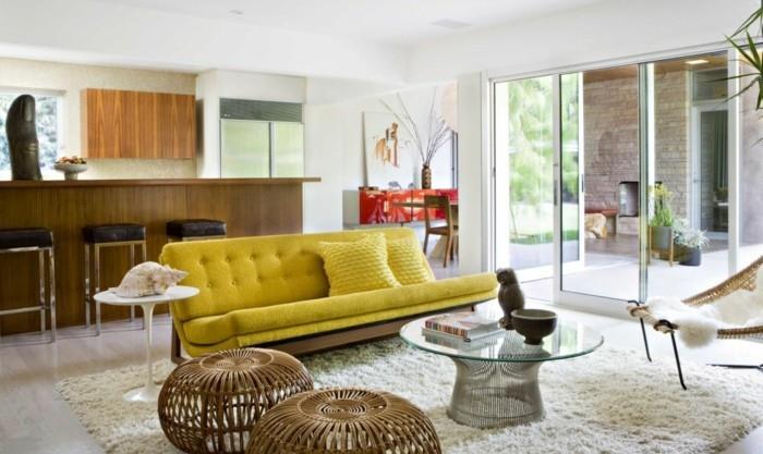 kaunis olohuone keltainen sohva valkoinen matto jakkara