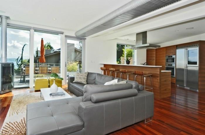 kaunis olohuone harmaa sohva avoin suunnitelma tyylikäs matto