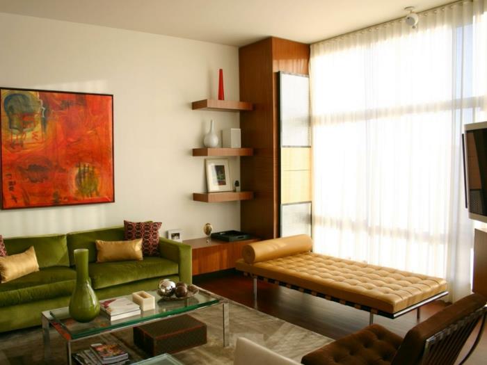 kaunis olohuone vihreä sohva värillinen seinäkoriste beige matto vaaleat seinät