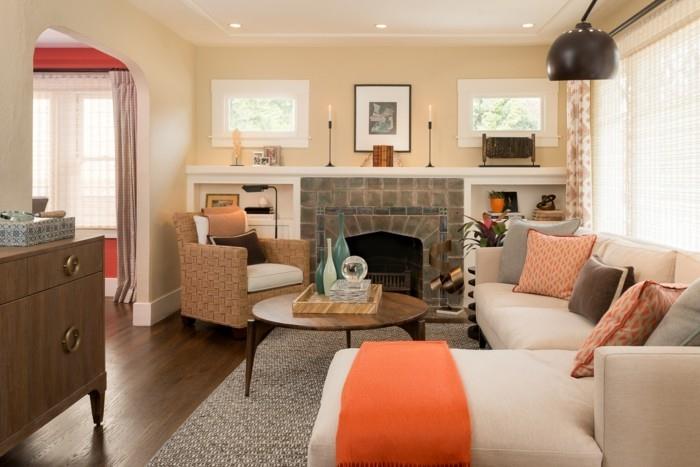 kaunis olohuone oranssi aksentti tyylikäs matto takka beige seinät
