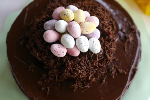 Paista suklaakakku muna makeiset pääsiäinen pesä